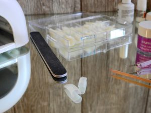 Piercing szyja Oława. Tipsy zdobiące każdą dłoń kobiety