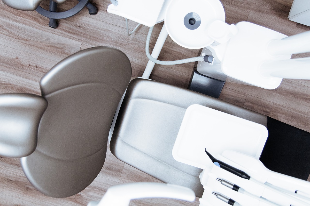 Jak przezwyciężyć strach przed dentystą: praktyczne wskazówki